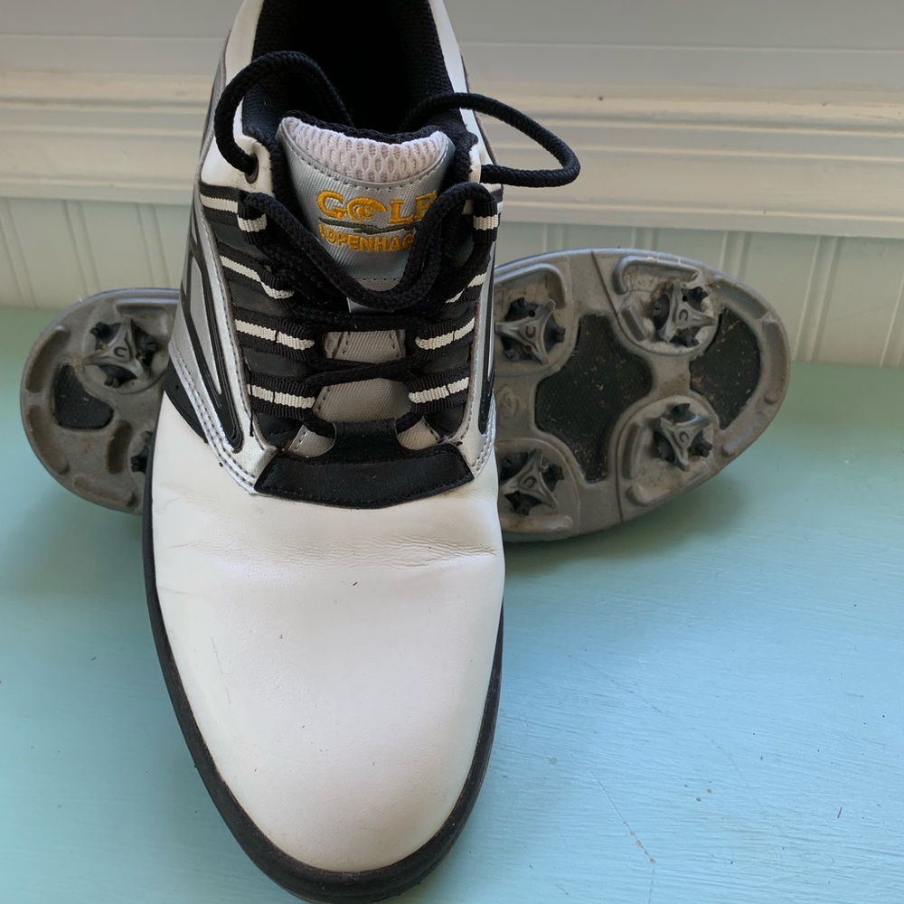 Golfing shoes. Size 9